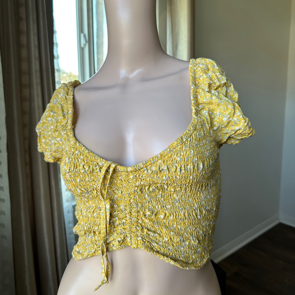 Aeropostale Women's Yellow floral Crop-top - Size M